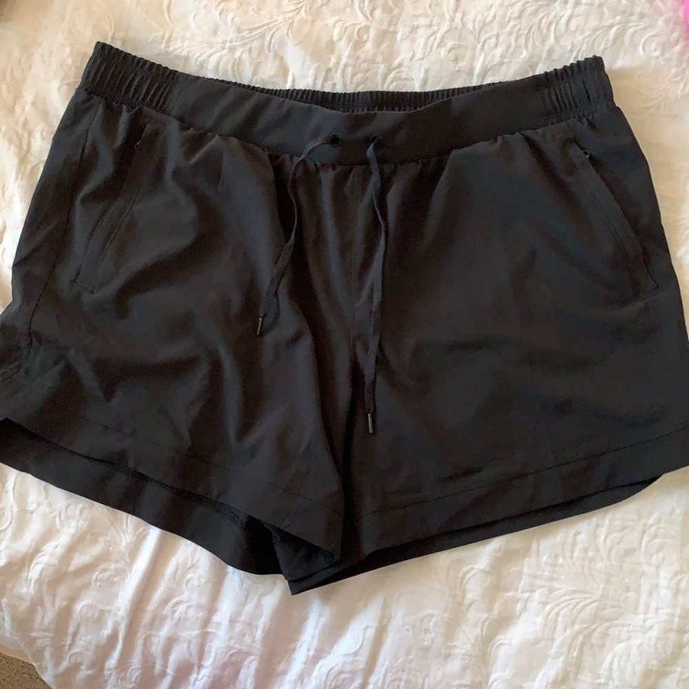 Black Carrie Underwood athletic shorts- pockets!